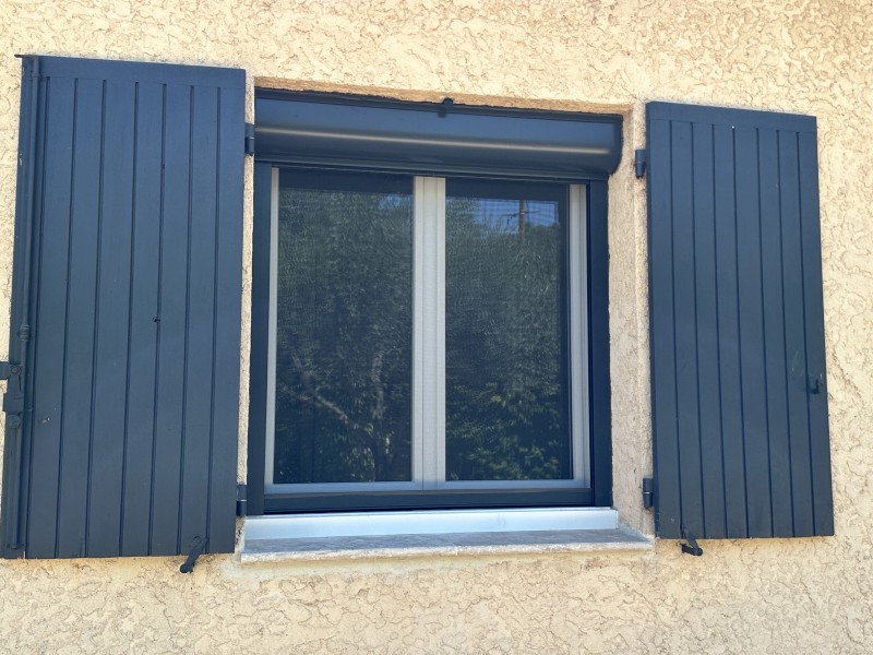Installation fenêtres PVC et volets roulants sur Manosque