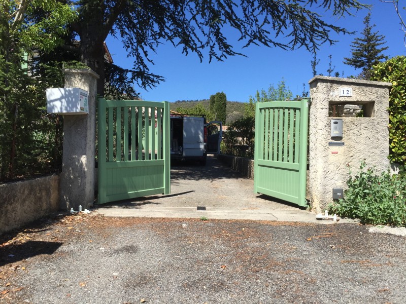 Portail motorisé à régulation de pente sur SISTERON