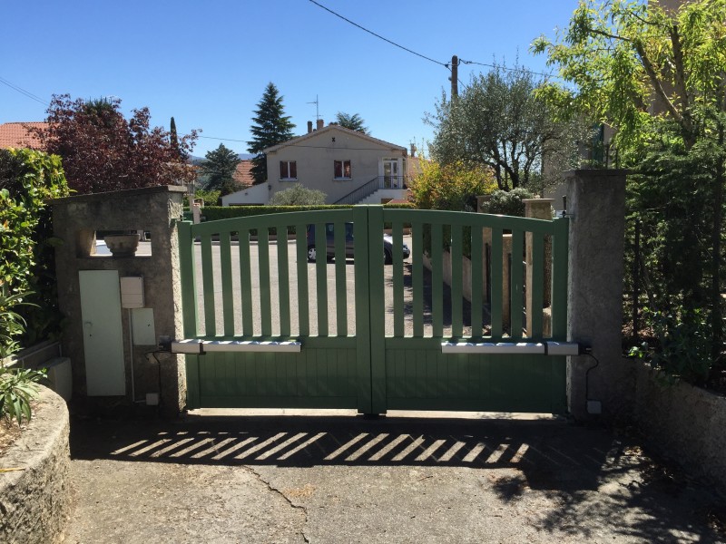 Portail aluminium avec régulateur de pente et motorisation sur SISTERON