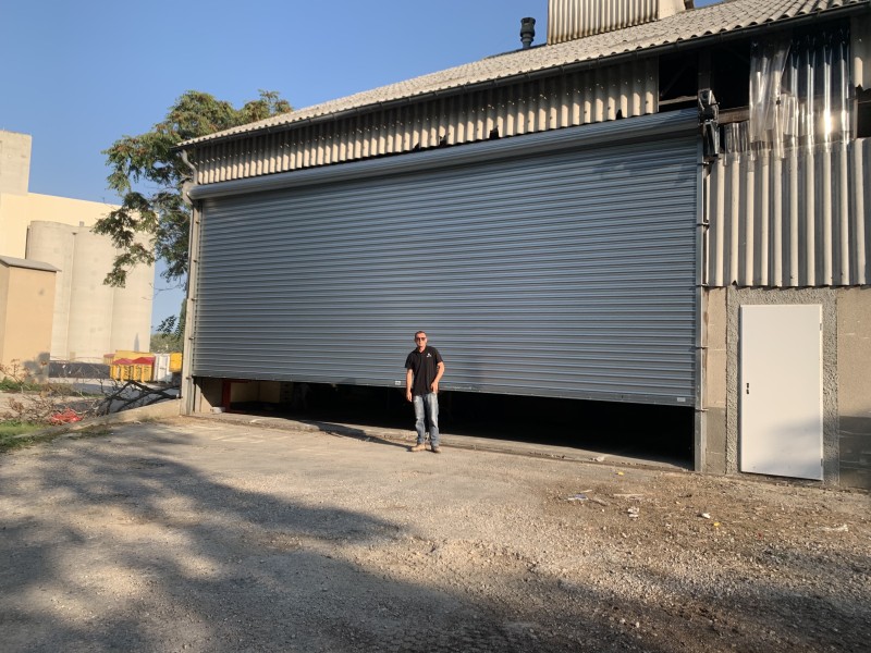 Installation d'un rideau métalique de grande taille sur MANOSQUE