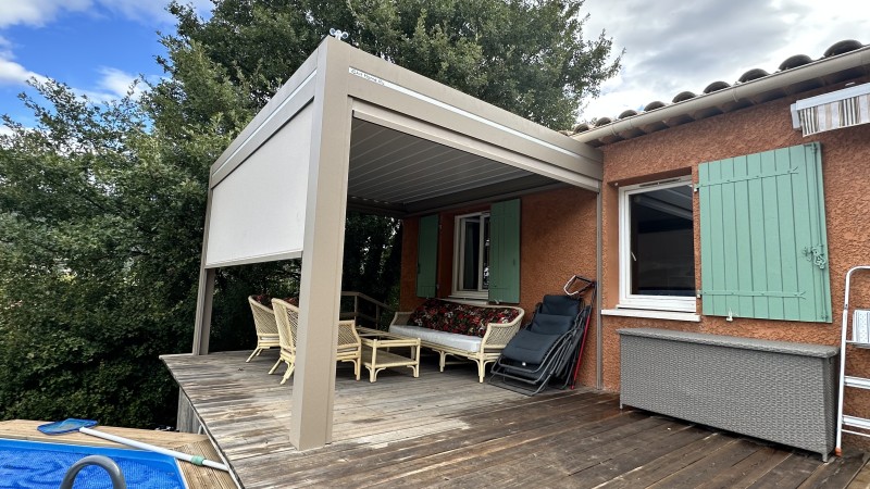 Mise en place par un professionnel d'une pergola bioclimatique sur MALIJAI