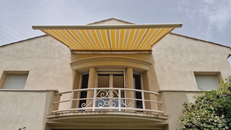 Mise en place store banne sur terrasse à l'étage sur FORCALQUIER