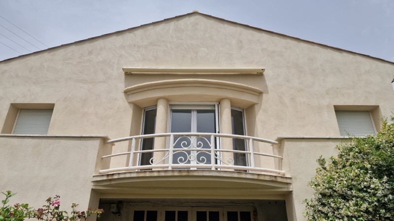 Store banne avec coffre en aluminium en position fermée sur FORCALQUIER