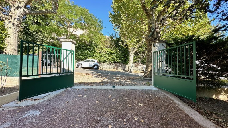 Portail sans entretien de peinture motorisé sur FORCALQUIER