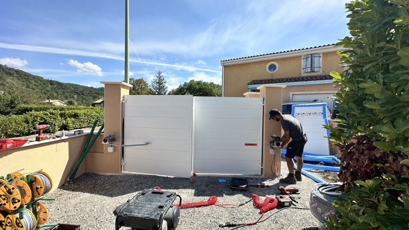 Mise en place d'un portail en aluminium motorisé sur SISTERON