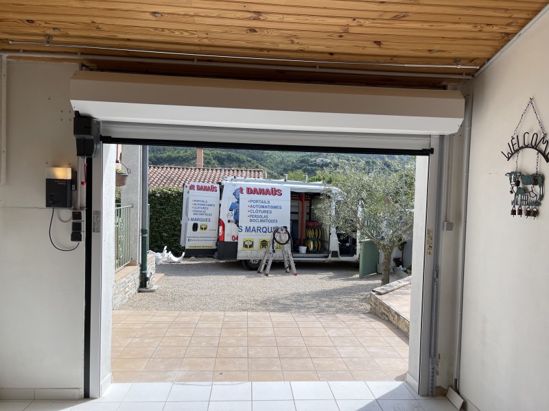 Mise en oeuvre d'une porte de garage enroulable isolée sur CHATEAU ARNOUX