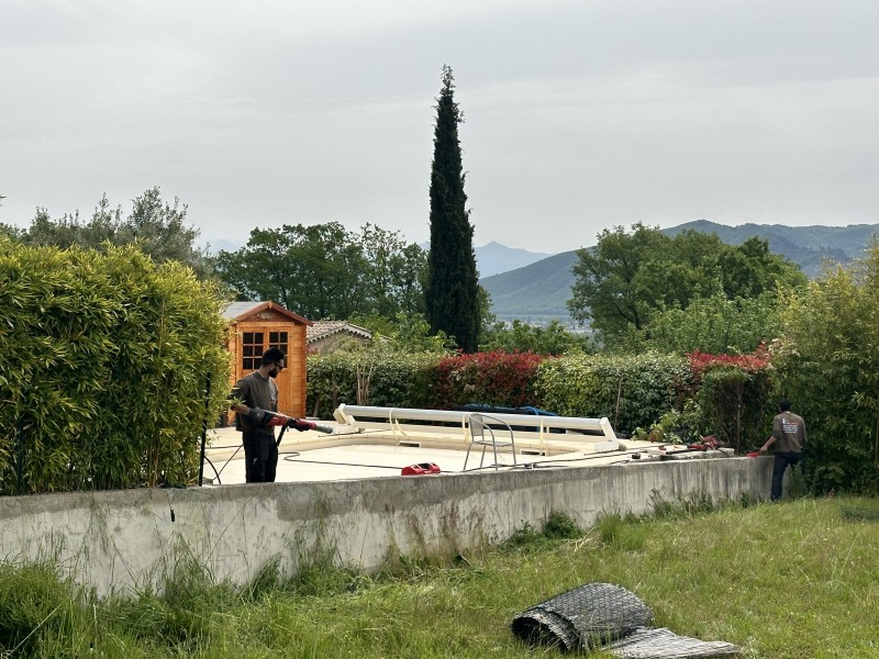 Démontage ancien grillage pour remplacement brise vu aluminium sur PEYRUIS