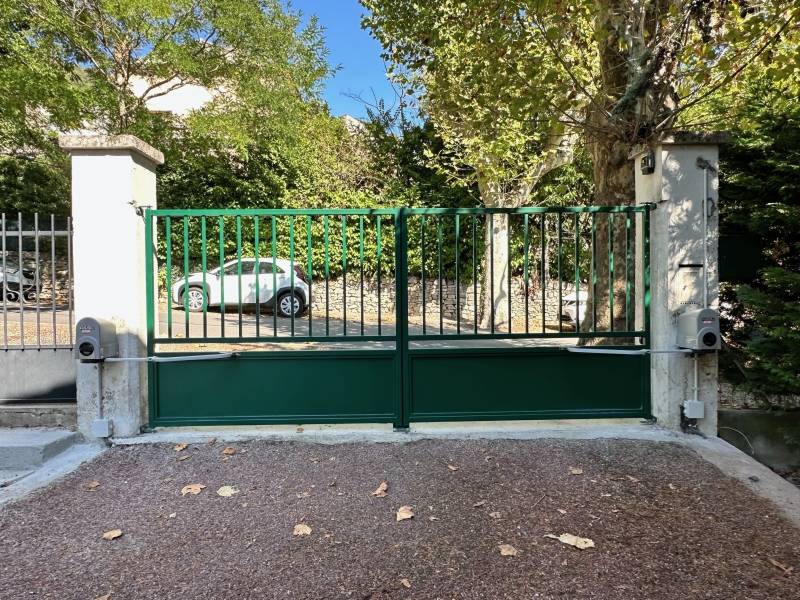 Nouveau portail en acier thermolaqué motorisé sur FORCALQUIER
