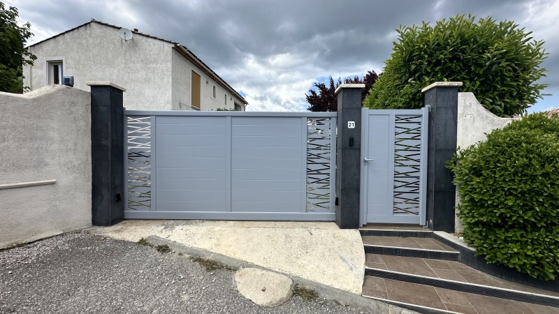 Installation portail coulissant en aluminium motorisé sur PEYRUIS