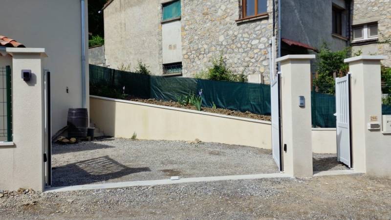 Installation d'un beau portail motorisé en aluminium proche du POET