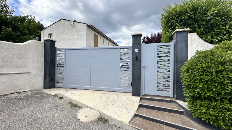 Portail et portillon en Aluminium sur la commune de PEYRUIS