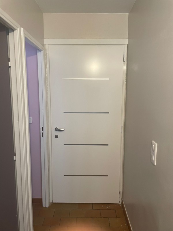 Porte d'entrée en acier blanche avec insert en INOX sur Les Mees
