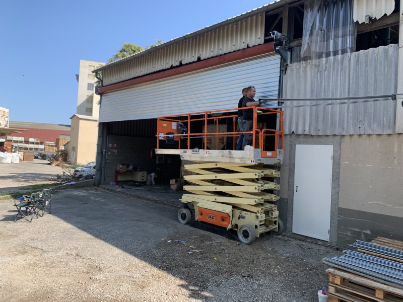 Installation des lames d'un grand rideau métalique sur MANOSQUE