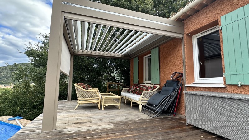 Pergola bioclimatique avec lames ouverte sur MALIJAI