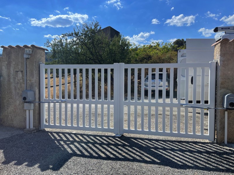 Remplacement d'un portail en bois par un portail en aluminium automatique sur PEYRUIS