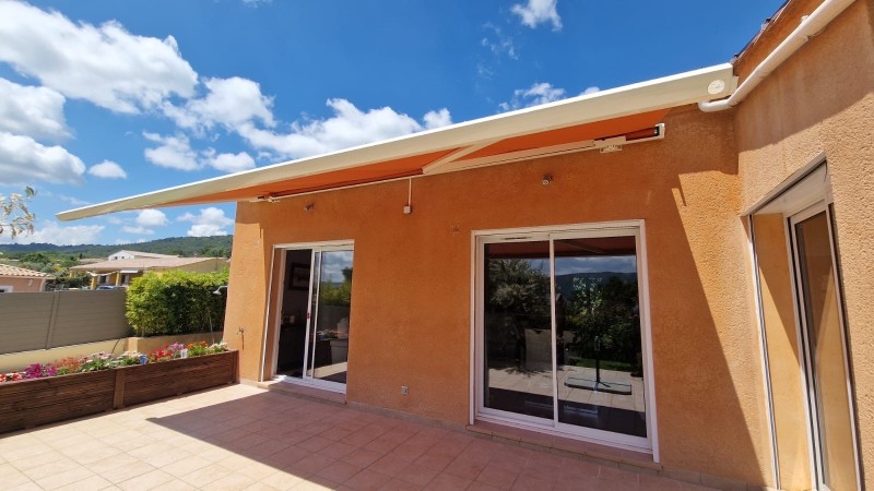 Installation d'un store banne motorisé avec coffre en aluminium sur PEYRUIS