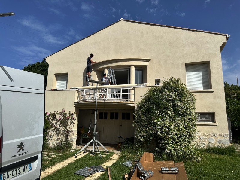 Installation en cours d'un store banne sur FORCALQUIER