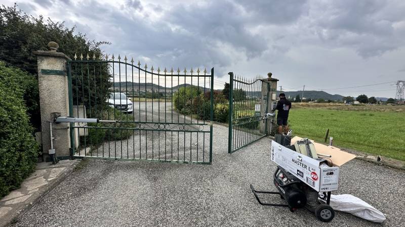 Installation en cours d'une motorisation de portail sur ORAISON