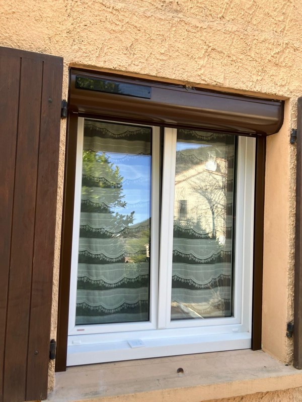 Installation volets roulants à alimentation solaires couleur marron sur Oraison 04700