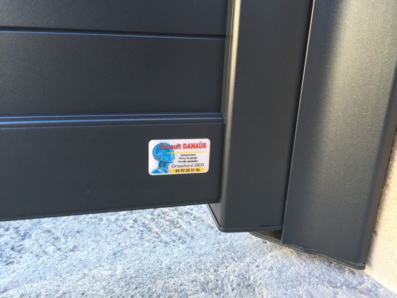 Câche vue latéral sur portail aluminium sur SISTERON