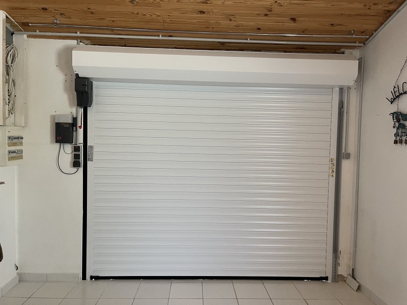 Vu intérieur d'une porte de garage enroulable HORMANN dans les Alpes de Haute Provence
