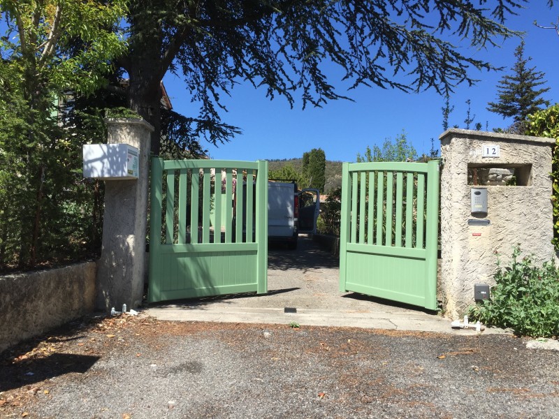 Portail motorisé en aluminium avec remonté de pente sur SISTERON