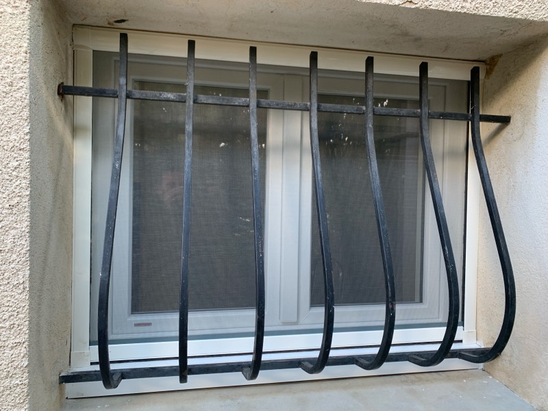 Fenêtre équipée d'une moustiquaire sur SISTERON