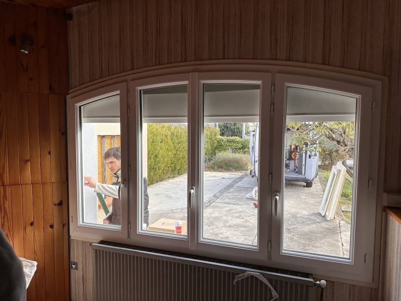 Mise en place fenêtre isolante en PVC sur CHATEAU ARNOUX