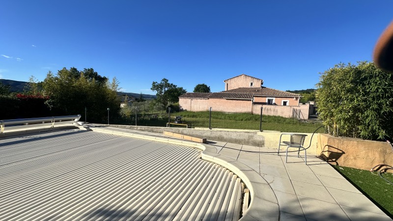 Scellement des poteaux d'une clôture en aluminium brise vu sur PEYRUIS