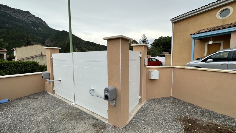 Portail motorisé en aluminium couleur blanc sur SISTERON