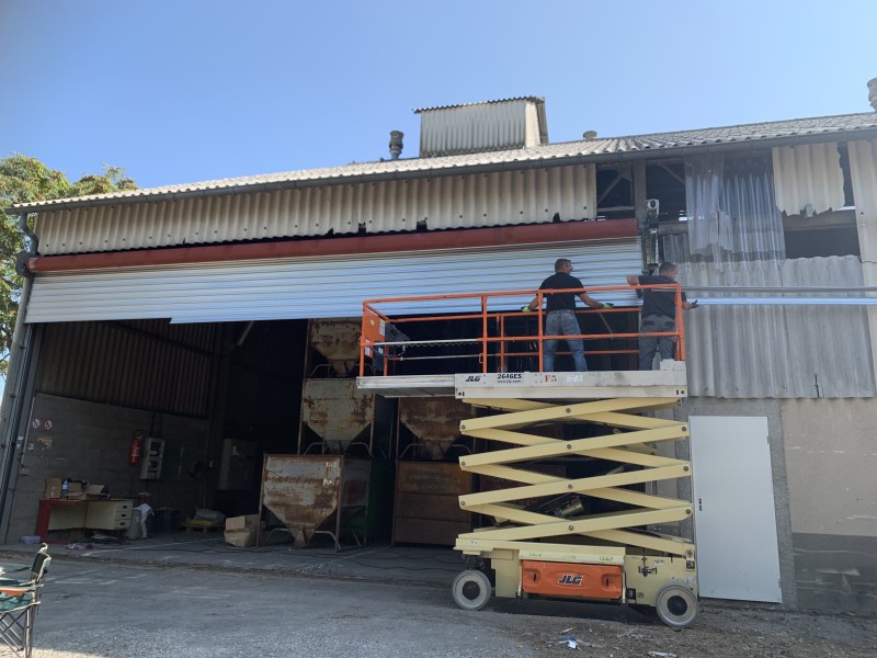 Mise en place des lames d'un rideau métalique de trés grande taille sur MANOSQUE