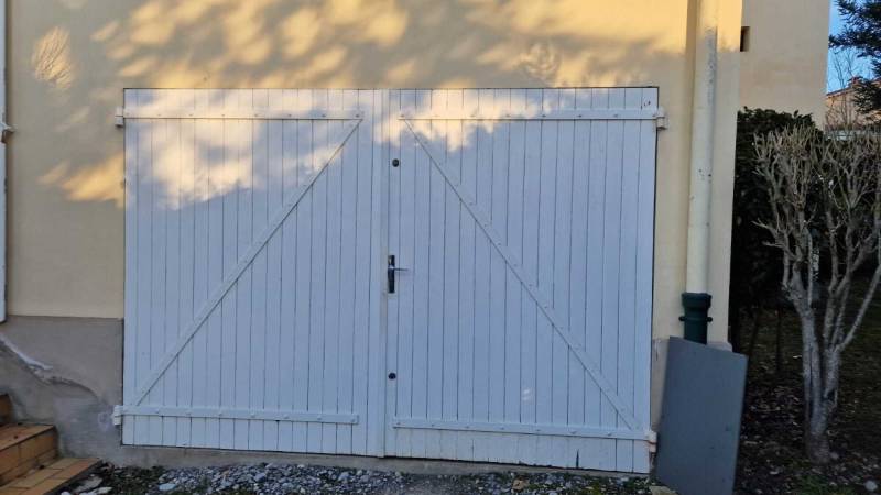 ancienne porte de garage en bois à proximité de Digne dans les alpes de haute provence