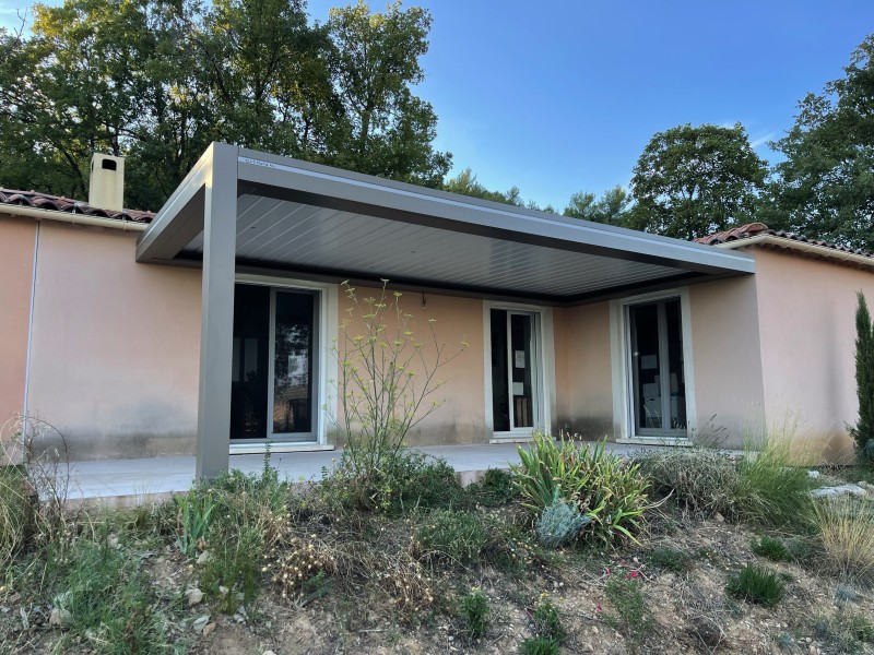 Installation pergola bioclimatique à lames orientable sur Peyruis