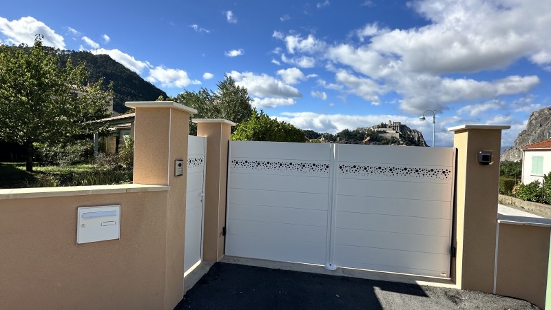 Portail aluminium avec portillon et motif bules sur SISTERON