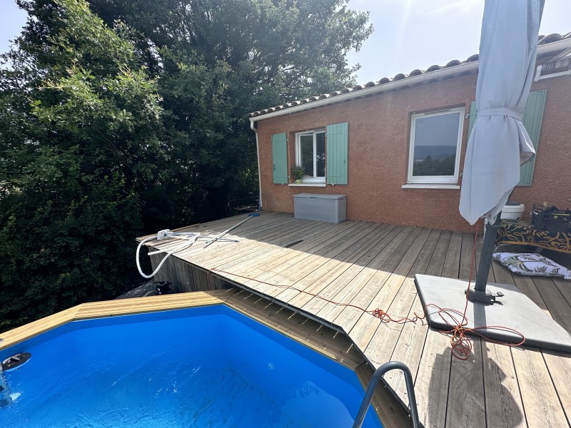 Terrasse en bois avant installation d'une pergola Bioclimatique sur MALIJAI