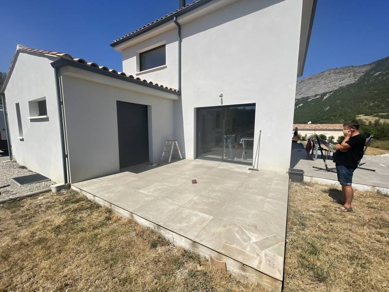Maison avant installation d'une pergola Bioclimatique dans le 04