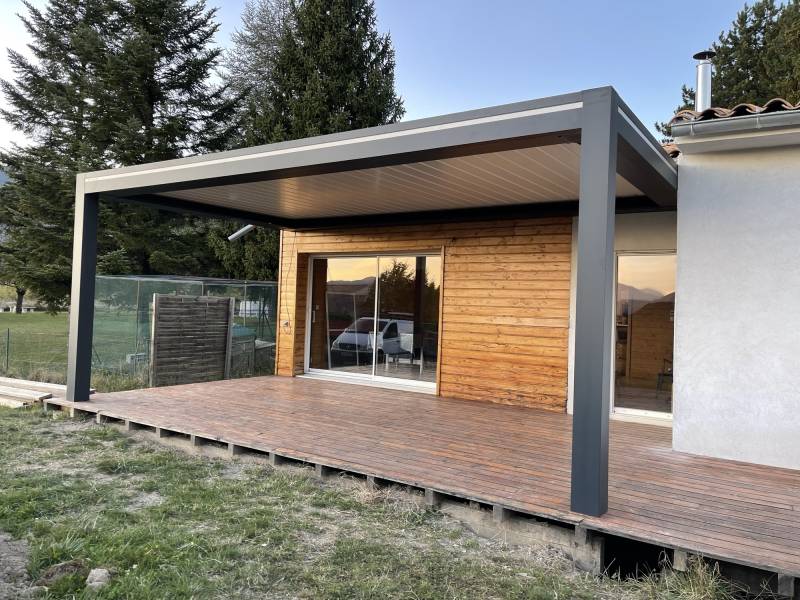 Pergola Bioclimatique Gris RAL 7016 et lames blanches à Le Département du 04 des Alpes de Haute Provence
