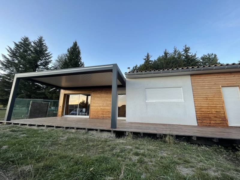 Pergola Biocliatique ARTHOMEALU adossée sur Le Brusquet