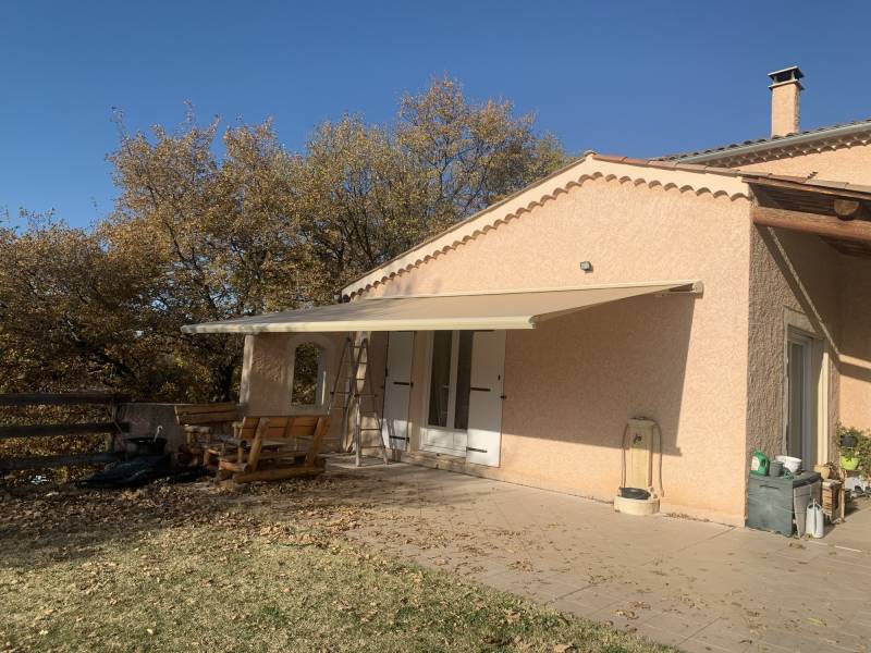 Installation d'un store banne motorisé avec coffre aluminium sur Volonne dans le 04