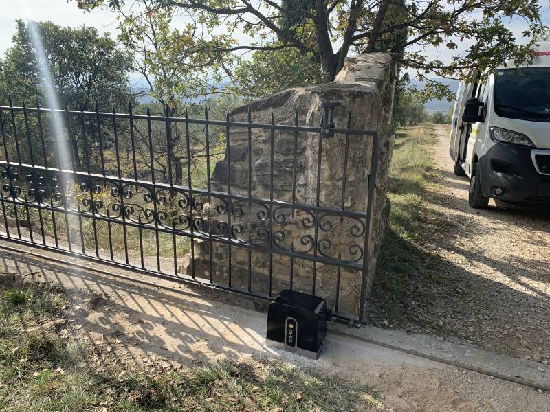 Remplacement d'un moteur de portail coulissant proche de PEYRUIS dans le 04
