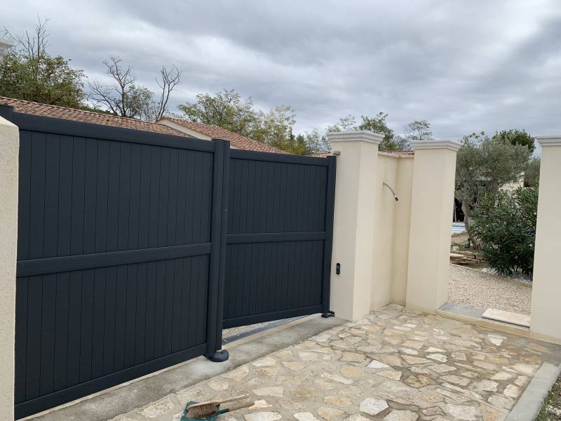 Installation porte aluminium 2 vantaux avec motorisation sur Malijai dans les Alpes de Haute Provence