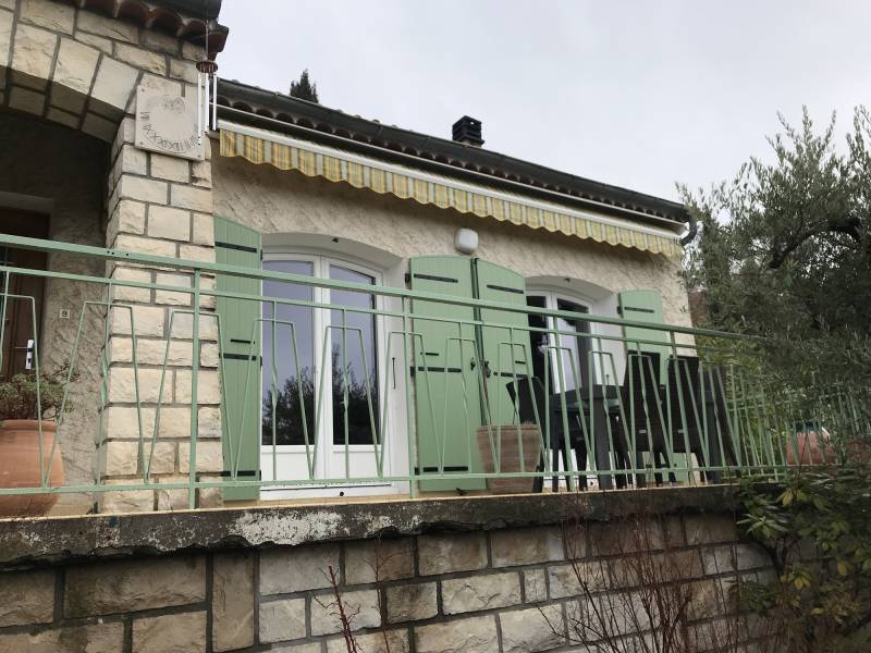 Terrasse avant le pose d'une pergola bioclimatique dans les Alpes de Haute provence