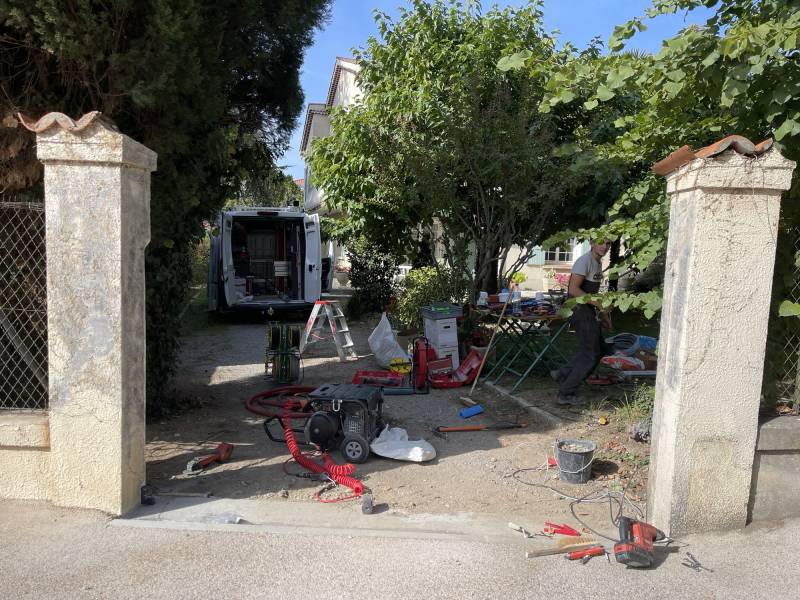 Vu chantier avant la pose d'un portail aluminium motorisée dans les Alpes de Haute Provence