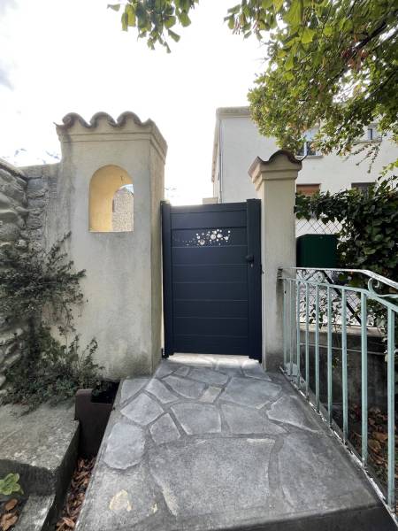 Installation d'un portillon assorti au portail en Aluminium gris anthracite proche de Chateau-Arnoux 