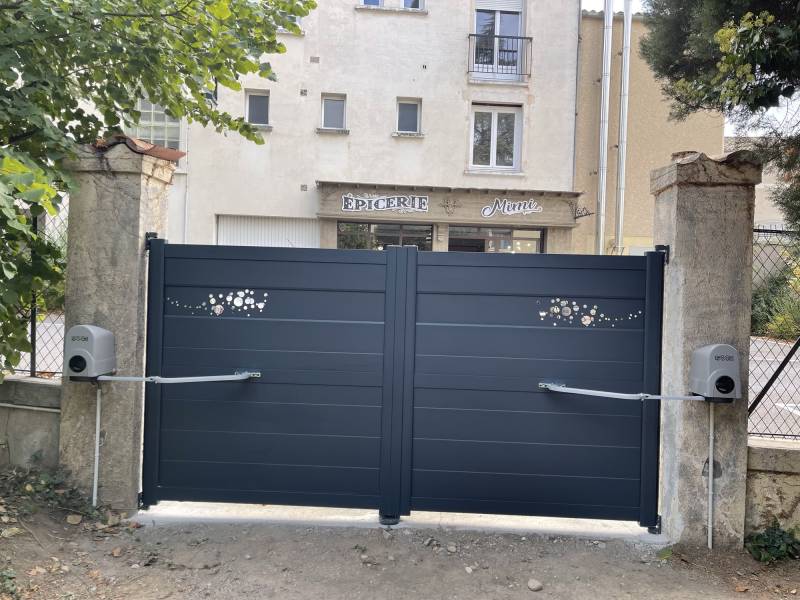 Vu intérieur portail ART et PORTAIL avec motorisation FAAC proche de Chateau-Arnoux