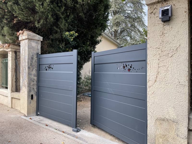 Remplacement portail aluminium motorisé couleur gris foncé sur la commune de Volonne