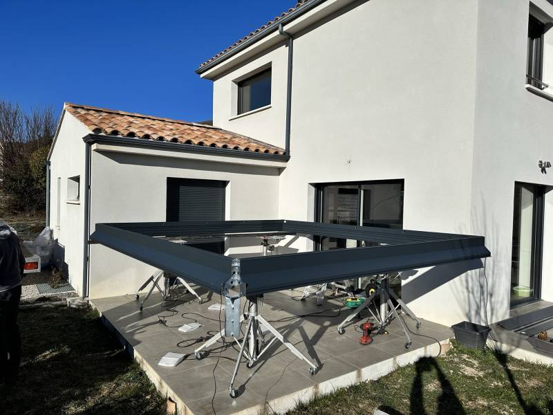 Installation en cours d'une pergola bioclimatique sur Entrepierre