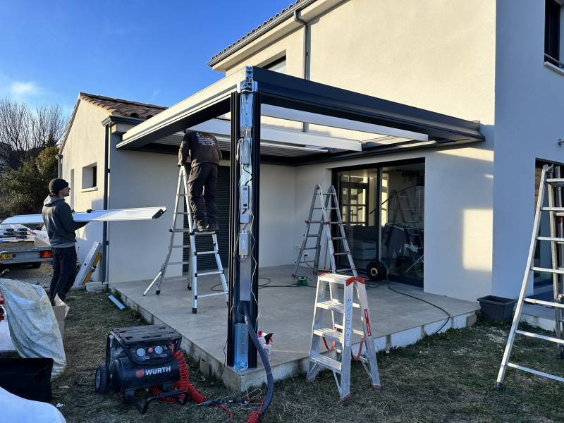 Installation en cours d'une pergola bioclimatique dans les environs de Sisteron