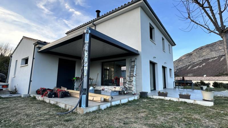 Installation en cousr d'une pergola bioclimatique attenante sur 2 côtés proche de Peyruis