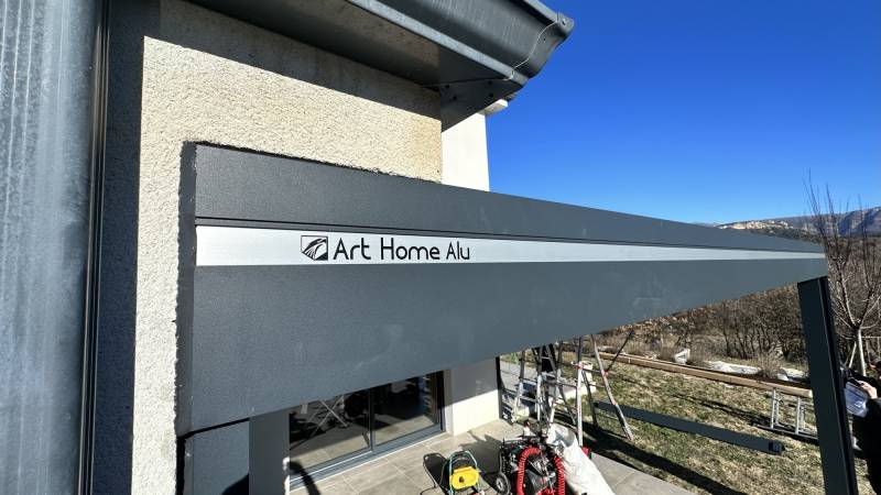 Détails intégration d'une pergola bioclimatique en aluminium sur les alpes de haute provence